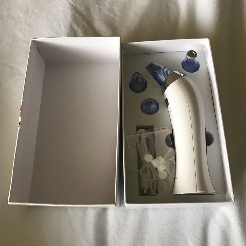 Blackhead suction removal device
